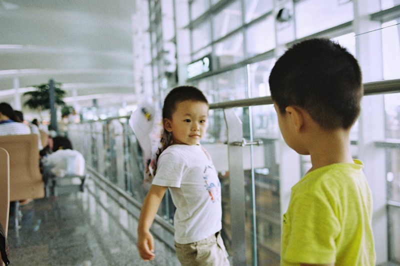 两个小朋友出游-菲林中文-独立胶片摄影门户！