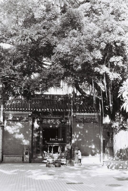 古庙、老人和孩子