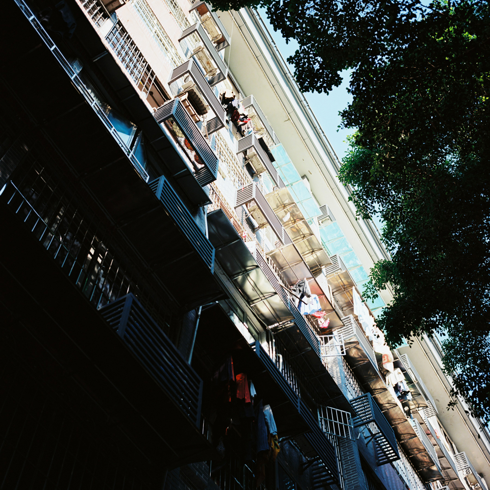 走在城市大光比下@马里奥大叔就是我-菲林中文-独立胶片摄影门户！