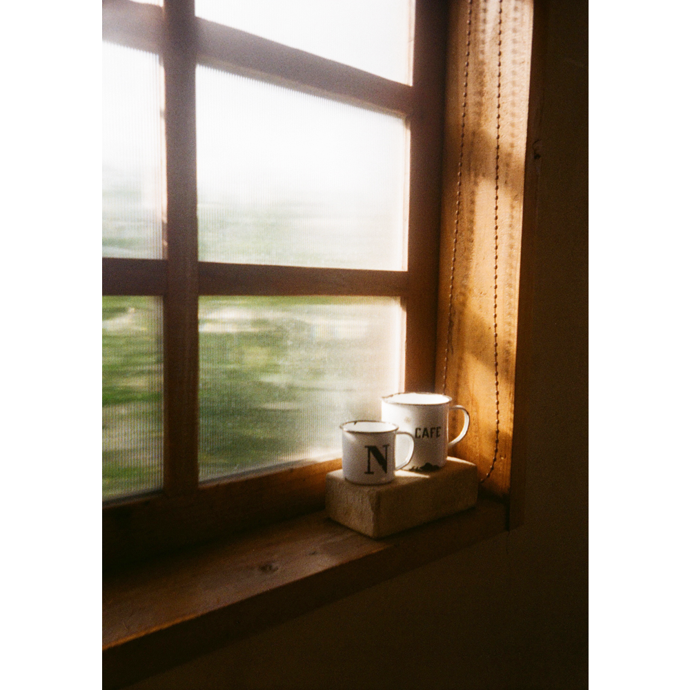 用胶片相机拍摄咖啡馆