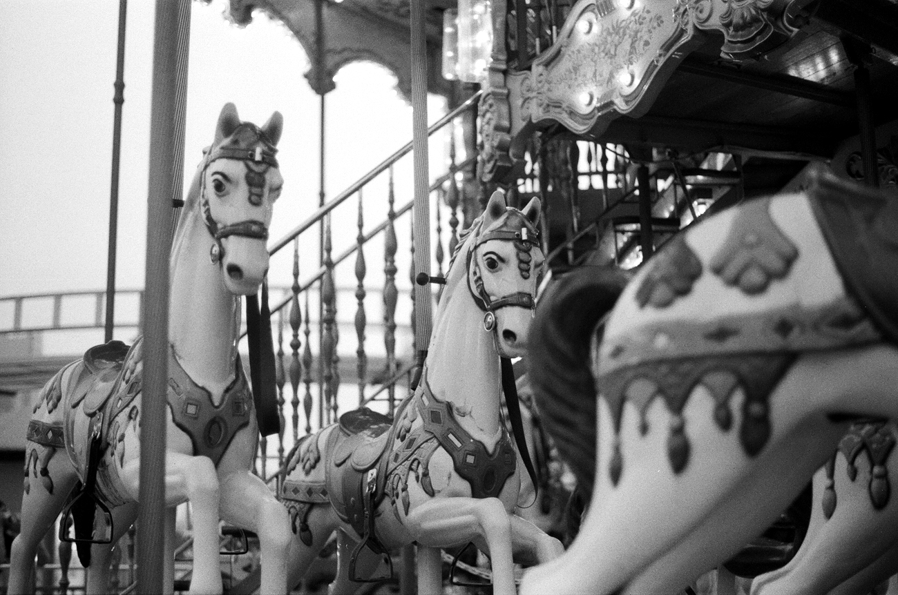 单色胶片旋转木马